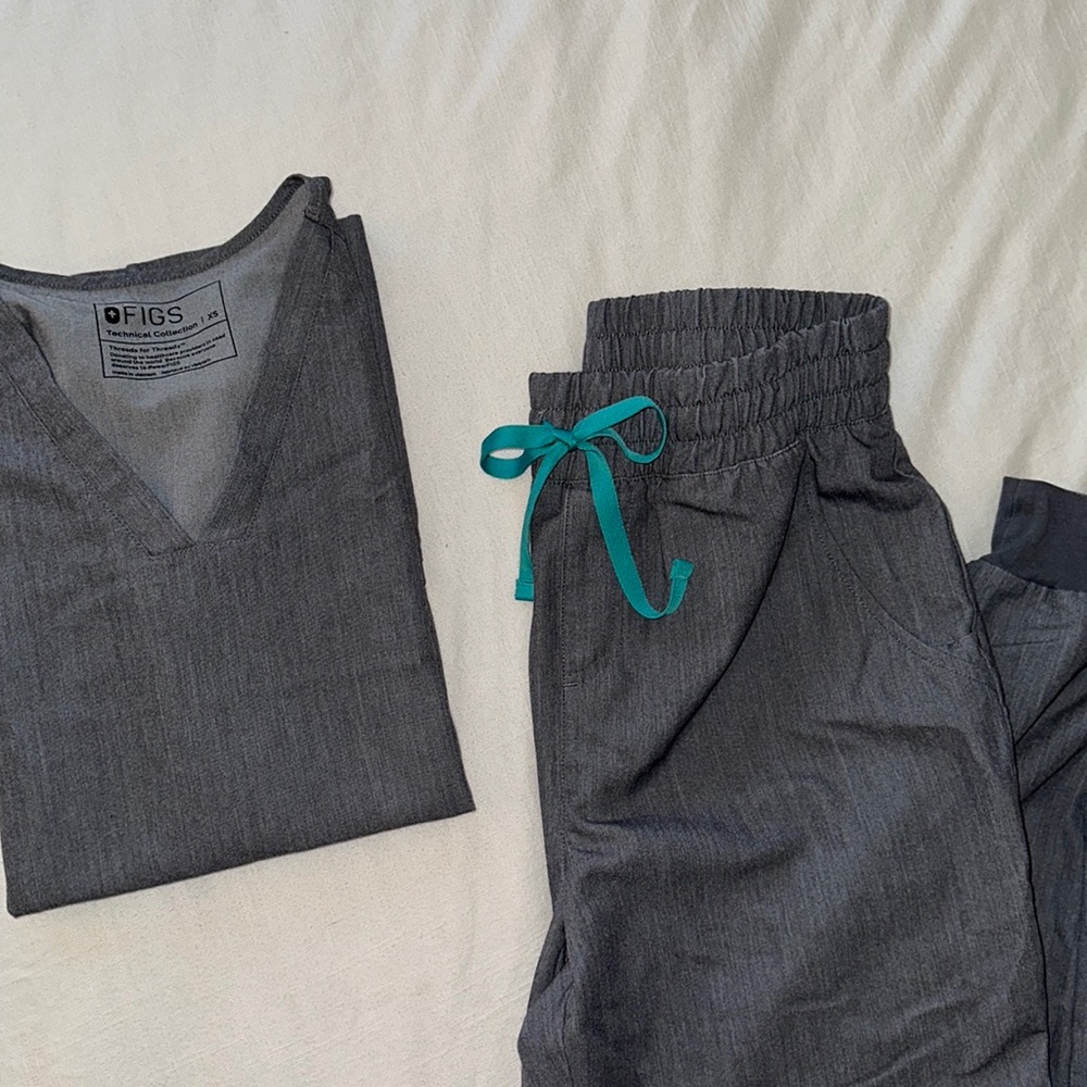 FIGS scrubs set in graphite